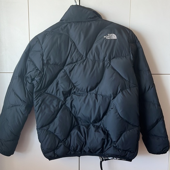 The North Face reversible puffer jacket 🖤🤍 - Picture 2 of 3